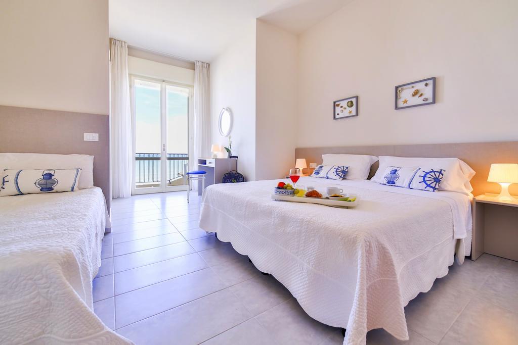 Ambasciatori Hotel - Beach Front -Breakfast Xxl & Brunch Until 12 30Pm Misano Adriatico Exterior photo